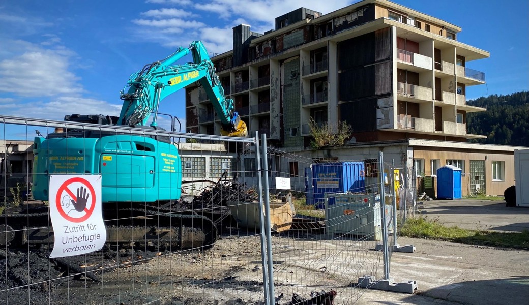 Am 6. Februar 2025 ereignete sich in Wildhaus beim Rückbau des ehemaligen Hotels Acker ein folgenschwerer Arbeitsunfall mit einem Bagger.