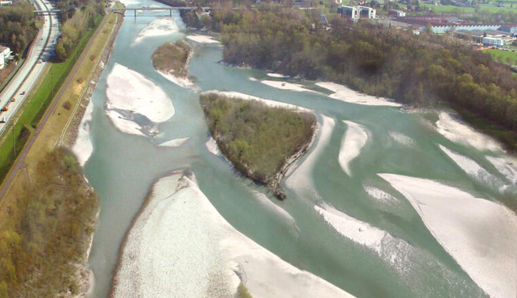 So müsste die Aufweitung an der Eschner Au nach Ansicht der Umweltverbände aussehen. Die vorgesehene Mini-Aufweitung erachten sie als nicht bewilligungsfähig. 