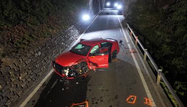 Ein Verletzter und Totalschaden nach Unfall bei Tunnel