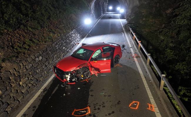 Ein Verletzter und Totalschaden nach Unfall bei Tunnel