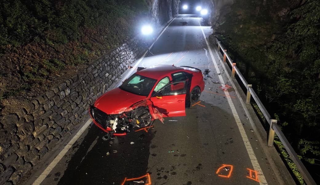 Das Fahrzeug kollidierte beidseits mehrmals mit den Mauern, bevor es mit einem Totalschaden zum Stillstand kam.