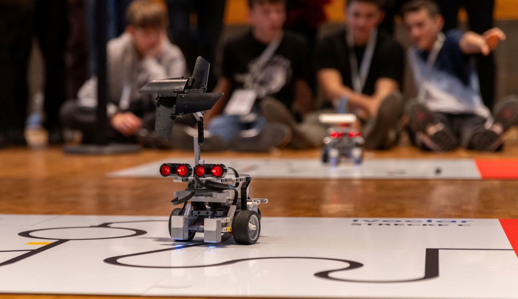 Schulklassen programmierten ihre selbst zusammengebauten Lego-Roboter zusammen mit ihren Lehrpersonen für den Wettbewerb im SAL.