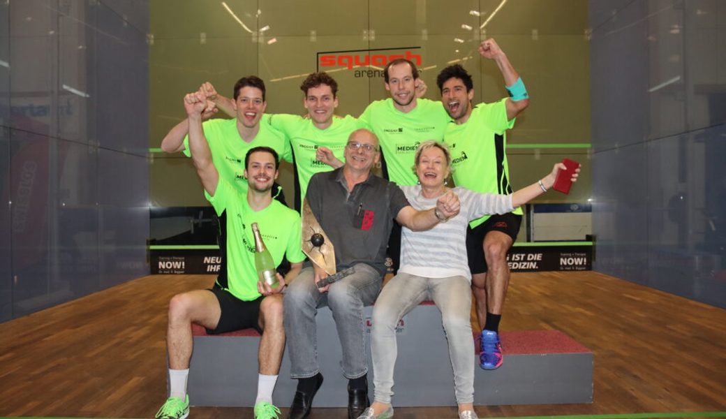  Die Freude bei Spielern und Staff des Squashclub Grabs über den dritten Schweizer Meistertitel ist riesig. 