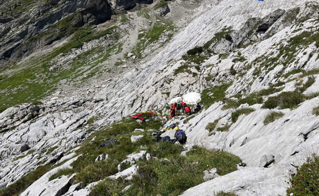 Höhlenforscher von Stein getroffen – aufwendige Bergungsaktion von zwei Verletzten