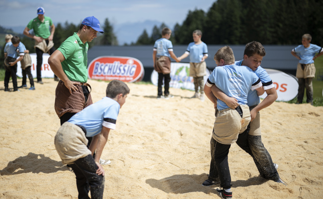 Jungschwinger gehen mit den «Bösen» auf Tuchfühlung