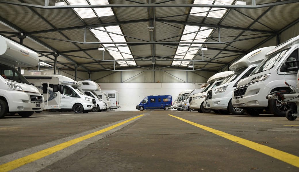 Aktuell bieten die Hallen Platz für rund 50 Wohnwagen und -mobile. Vorerst, denn die Zeichen stehen auf Wachstum.