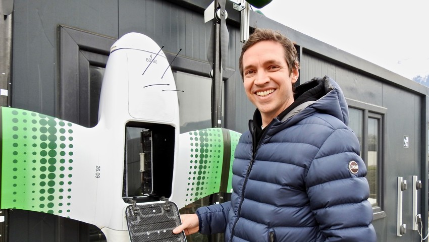 Herbert Weirather belädt die Drohne an der Andockstelle.