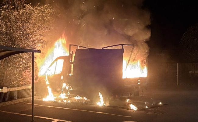 Parkierter Lieferwagen brannte aus