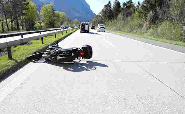 Motorradfahrer und Mitfahrerin bei Auffahrunfall verletzt