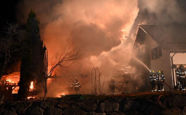 Vollbrand auf Landwirtschaftsbetrieb: 300 Hühner verendet