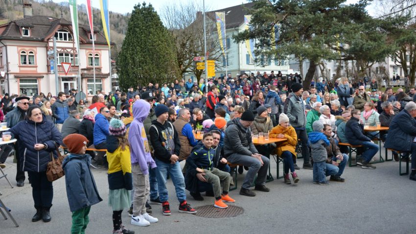 Rund 700 Menschen versammelten sich am Sonntag beim Bahnhof und hiessen Jan Scherrer in der Heimat willkommen. Rund 700 Menschen versammelten sich am Sonntag beim Bahnhof und hiessen Jan Scherrer in der Heimat willkommen.