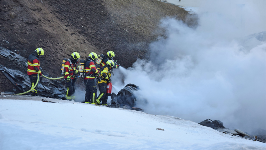 Die Feuerwehr bei den Löscharbeiten. Die Feuerwehr bei den Löscharbeiten.