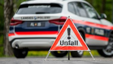 Auto fährt beim Spurwechsel seitlich in Linienbus