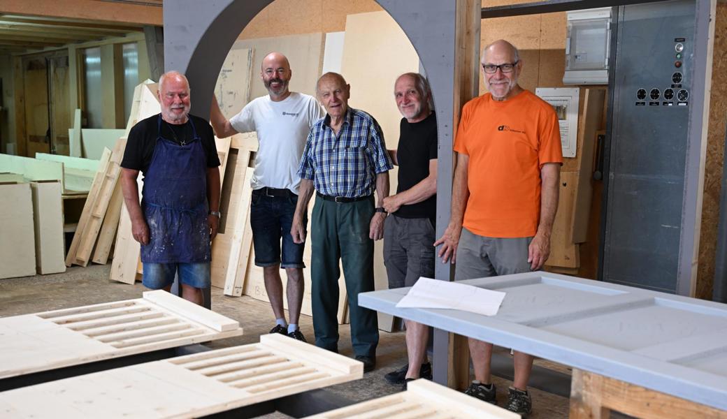 Ein Team aus ausgewiesenen Fachleuten schafft die diesjährige Kulisse für die Werdenberger Schloss-Festspiele (von links): Ofenbauer Christof Ammann, Maschinenbauer Remo Cavigelli, Peter Bernegger senior, Architekt Christian Wagner und Schreiner Hansueli Dütschler.