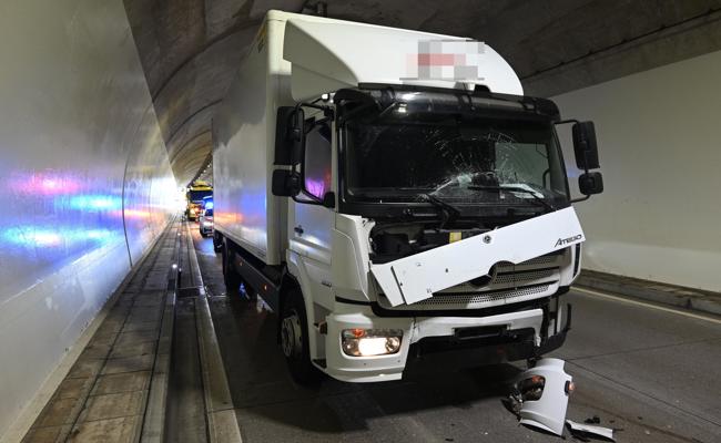 20-Jährige verletzt: Auffahrunfall mit drei Fahrzeugen