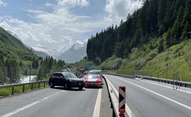 Motorradrowdys widersetzen sich Polizei