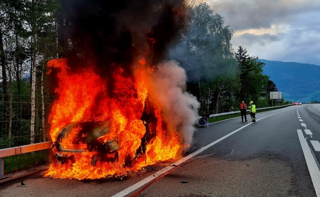 Wegen technischem Defekt: Lieferwagen brennt auf A13