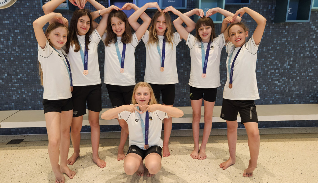 Die jungen Flöserinnen freuen sich sehr über die erschwommene Bronzemedaille.
