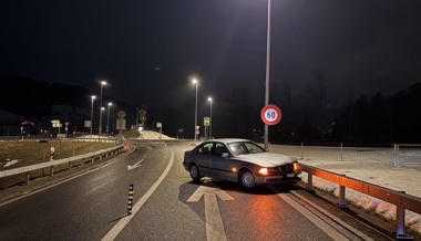 Abflug aus Kreisverkehr: Schleuderfahrt endet in Leitplanke