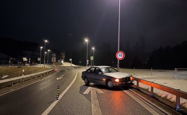 Abflug aus Kreisverkehr: Schleuderfahrt endet in Leitplanke