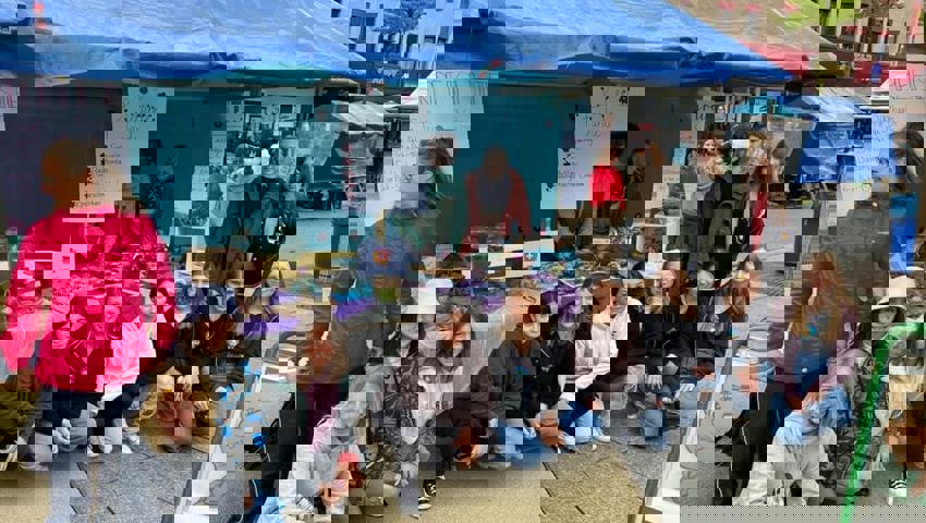  Stolz auf das Geleistete: Schülerinnen und Schüler an ihrem Stand in der Bahnhofstrasse.