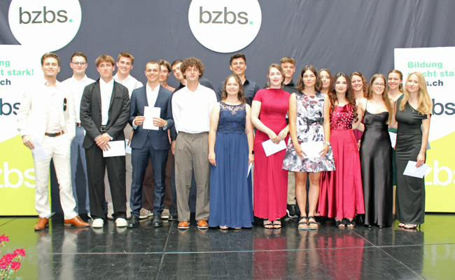 19 Zeichnerinnen und Zeichner erhielten ihr Diplom