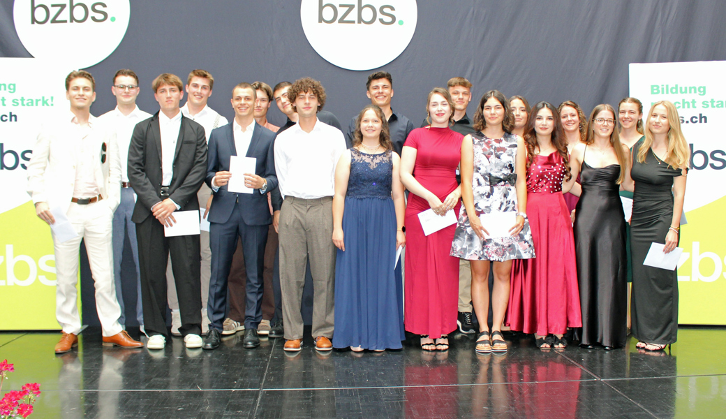 Die frischgebackenen Fachkräfte wurden am BZBS feierlich und symbolisch ins Arbeitsleben «entlassen».