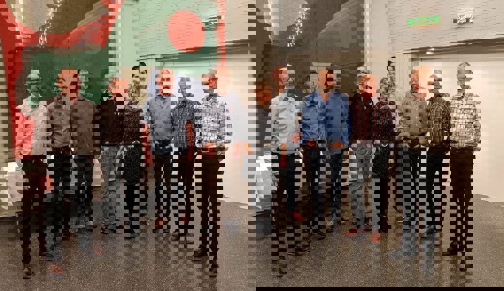  Präsident Hans Koller (links) würdigte Pankraz Hauser, Walter Düsel-Utiger, Peter Beyer, Elsbeth Schmid, Martin Graber, Konrad Raschle, Arnold Haltiner und Laurenz Kehl für das langjährige Mitmachen beim SAC Rhein. 