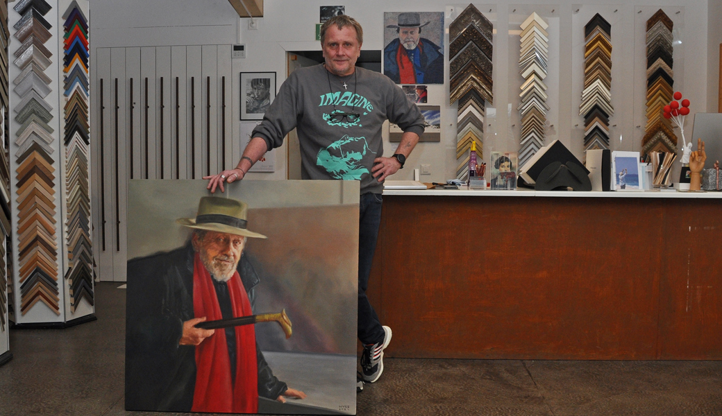 Ein langjähriger Freund von Leo Grässli: Dominik Lippuner in seiner Galerie mit einem Werk der Grabserin Giulia Wyss, auf dem Leo Grässli zu sehen ist. Im Hintergrund ein Werk von Walter Grässli, Kunstschaffender in Wattwil und Bruder des Verstorbenen.