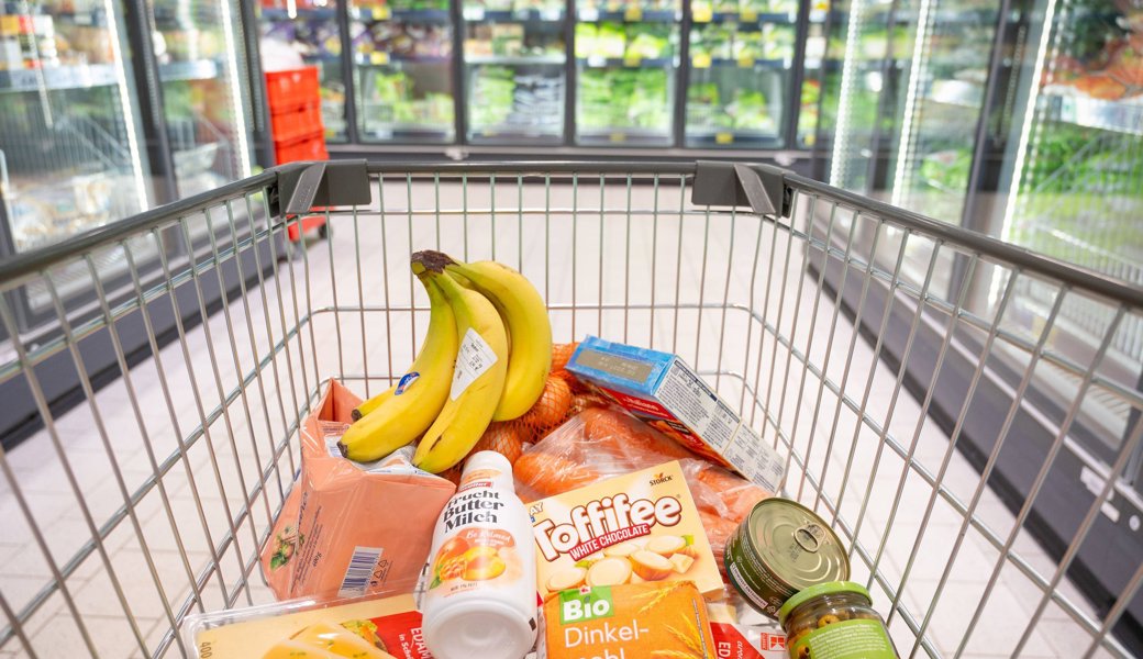 Frisches Obst, Milch, Mehl und Käse: Ein Einkaufswagen mit Lebensmitteln in einem deutschen Supermarkt.