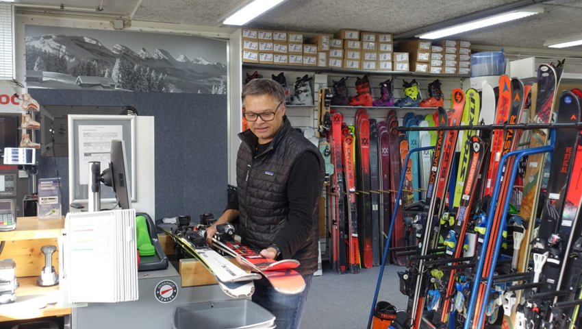  Andreas Allmann bereitet Skis von Kunden für den Service vor.