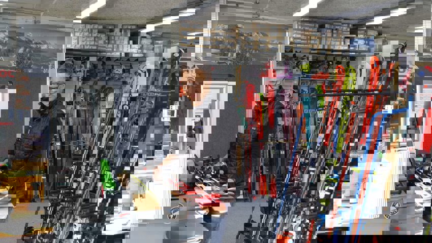  Andreas Allmann bereitet Skis von Kunden für den Service vor.