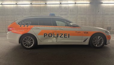 Audi-Fahrer rast durch Stadt, rammt Polizeiauto und flüchtet