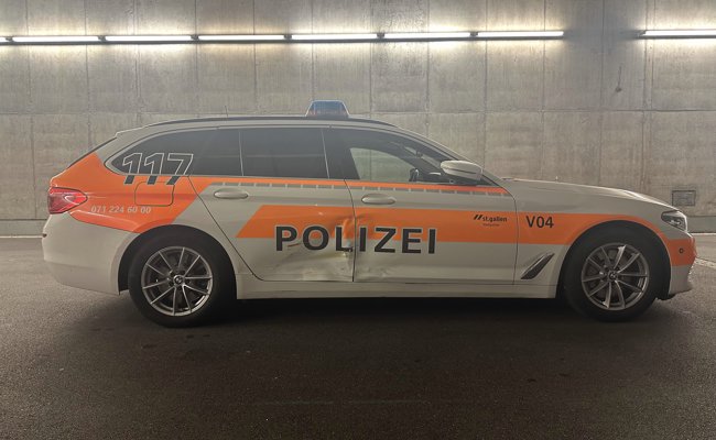 Audi-Fahrer rast durch Stadt, rammt Polizeiauto und flüchtet