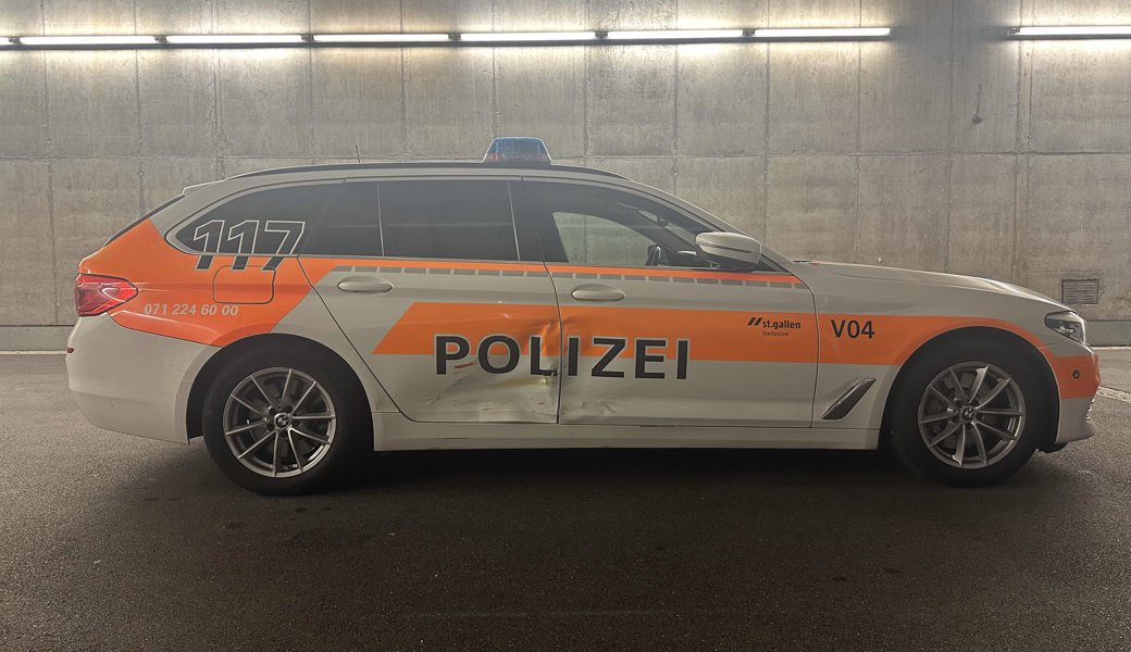 Audi-Fahrer rast durch Stadt, rammt Polizeiauto und flüchtet