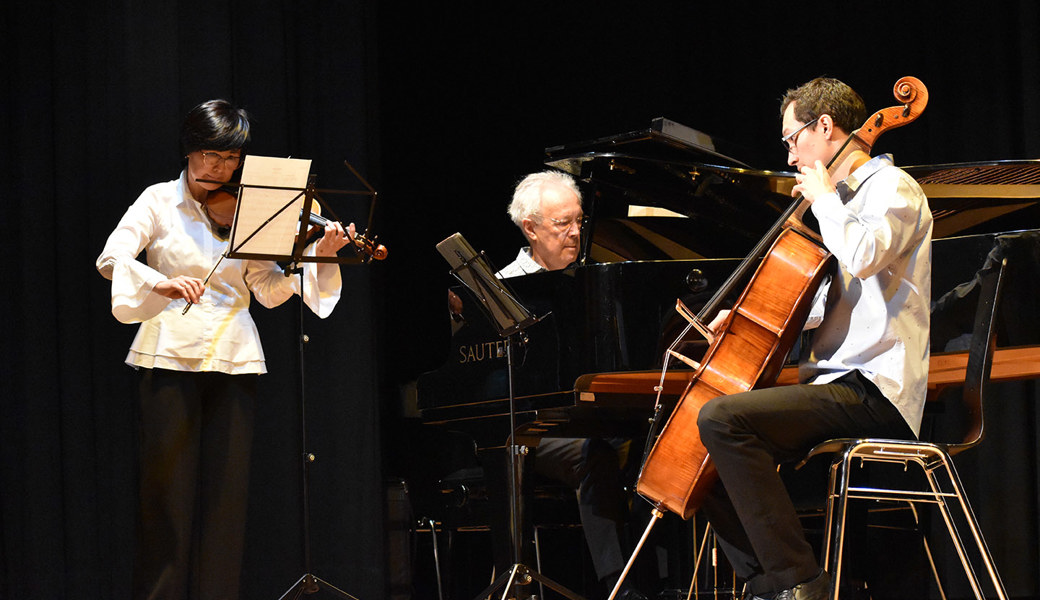 Raikan Eisenhut (Violine), Jean Lemaire (Klavier) und Diego Lesmes (Cello) verzückten die Zuschauenden mit «Oblivion» von Astor Piazzolla.
