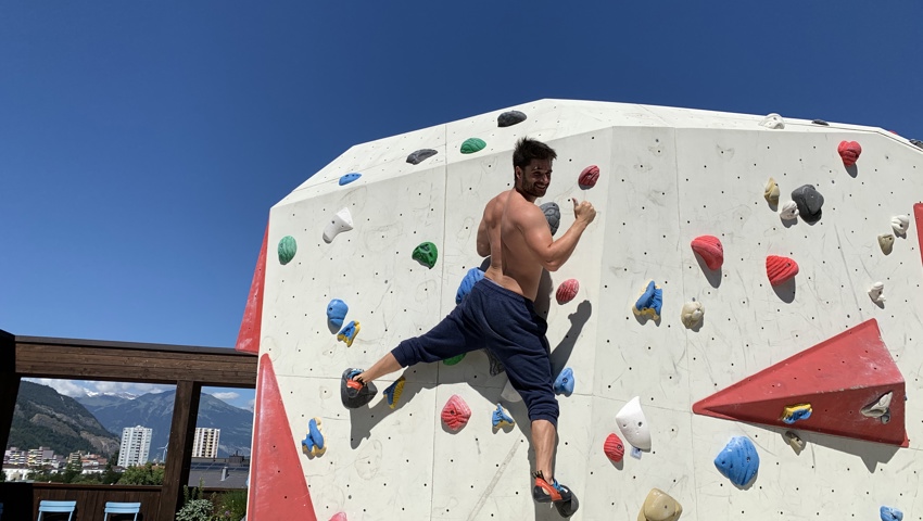 Rico Grüneis trainiert beim Bouldern für seinen Wettkampf.