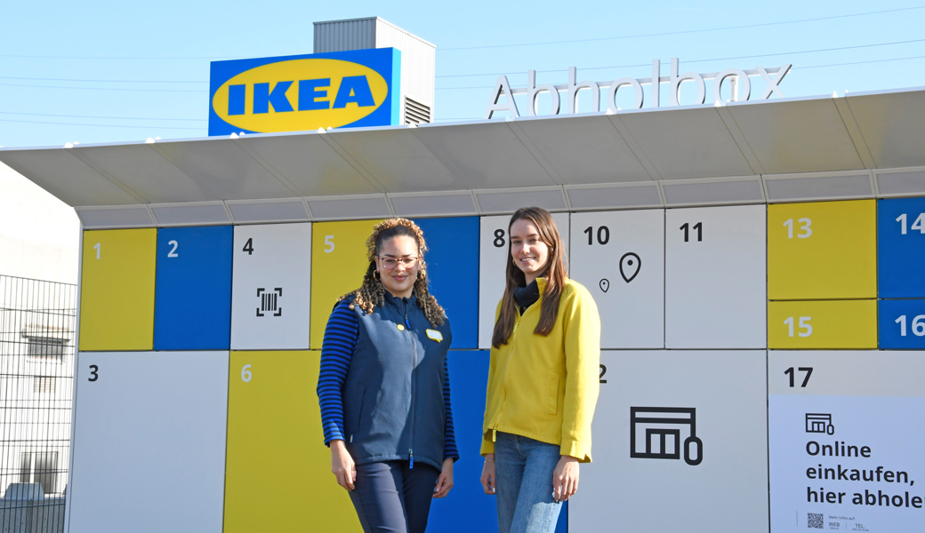 Jassine Oeschger (Services Experience Specialist bei Ikea Schweiz, links) und Margot Schneider (Corporate PR Specialist – Press Office Ikea Switzerland) sind aus Spreitenbach angereist, um die erste externe Abholbox in der Schweiz vorzustellen. 