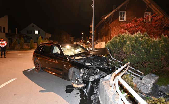 Im fahrunfähigen Zustand in Stützmauer gefahren