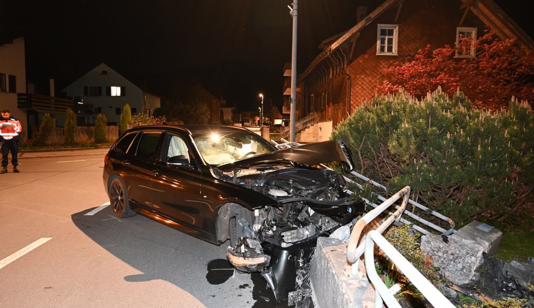 Der Unfallverursacher, ein 24-jähriger Mann, wurde von der Kantonspolizei als fahrunfähig eingestuft.