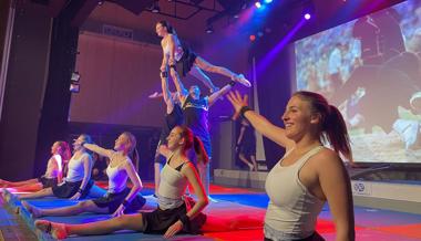 Turnvereine boten Krimi mit turnerischem Können und Humor