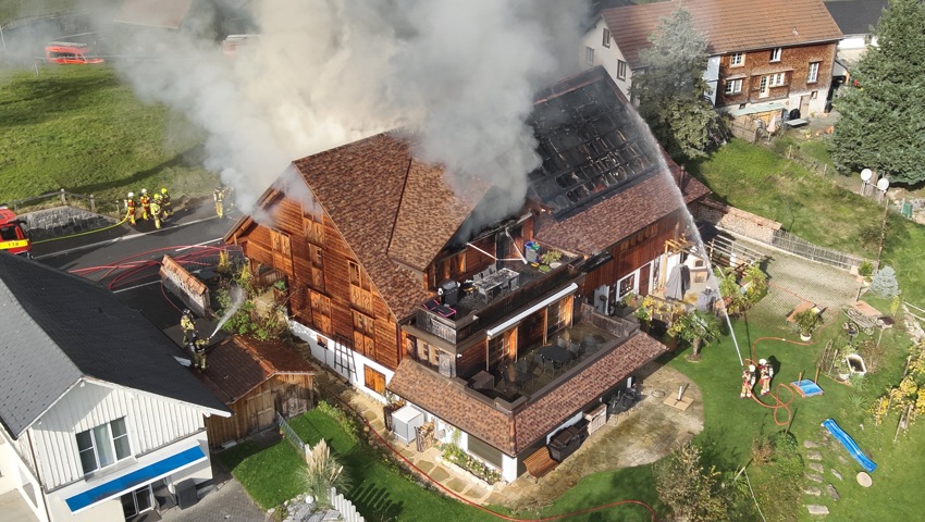Das brennende Haus von oben.