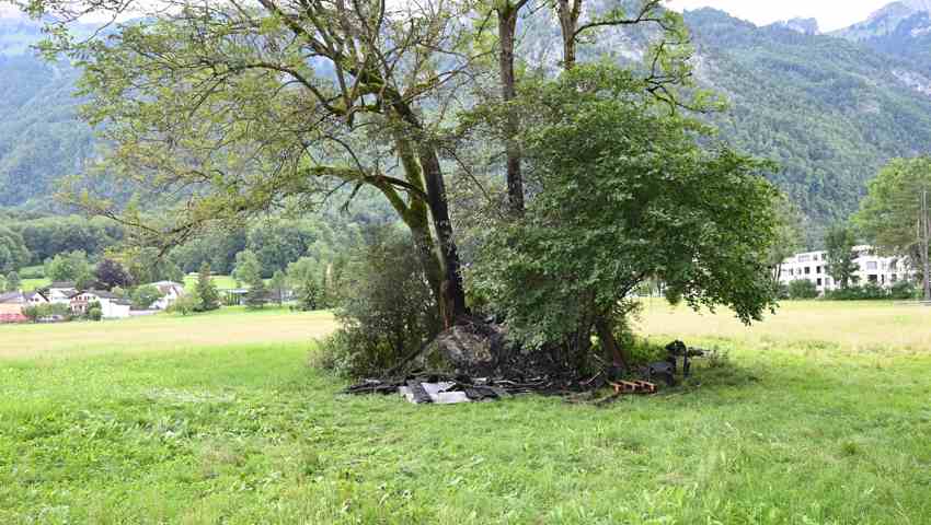 Hier befand sich die niedergebrannte Baumhütte. Hier befand sich die niedergebrannte Baumhütte.