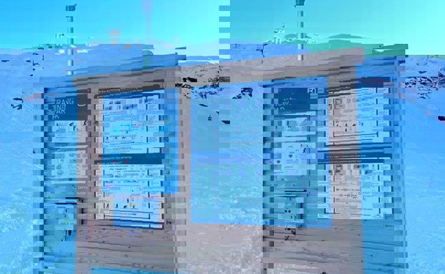 Im Notfall bereit sein: Die Bedienung von Lawinensuchgeräten üben