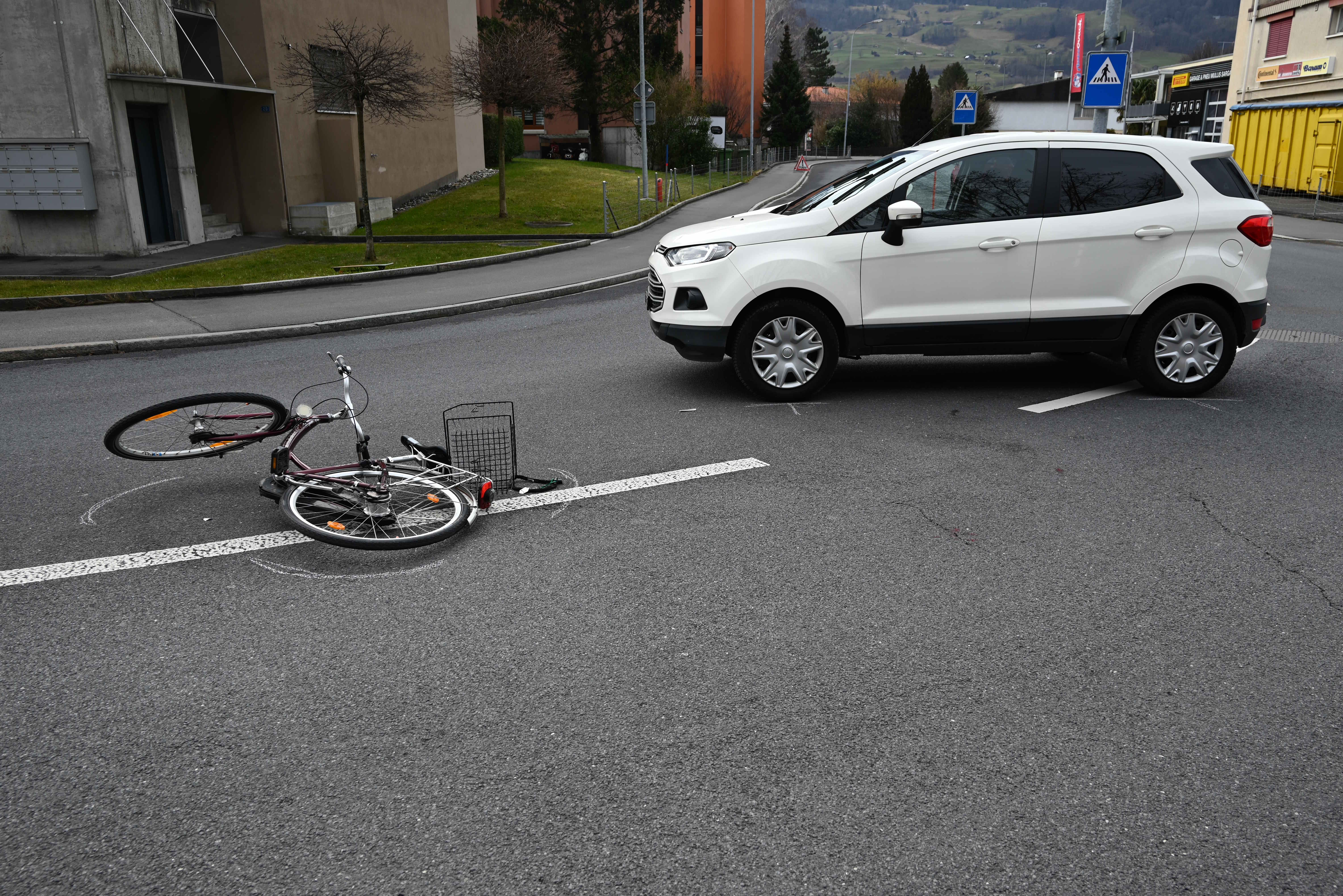 Schwerverletzte Velofahrerin nach Kollision mit Auto