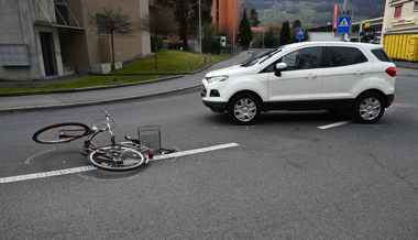 Schwerverletzte Velofahrerin nach Kollision mit Auto