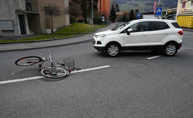 Schwerverletzte Velofahrerin nach Kollision mit Auto