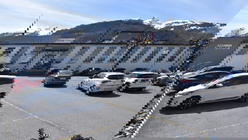  Auf dem Areal Neuhof, wo einst die Weberei war und heute das Gross-Brocki, soll die neue Bibliothek + Ludothek Werdenberg einquartiert werden. 