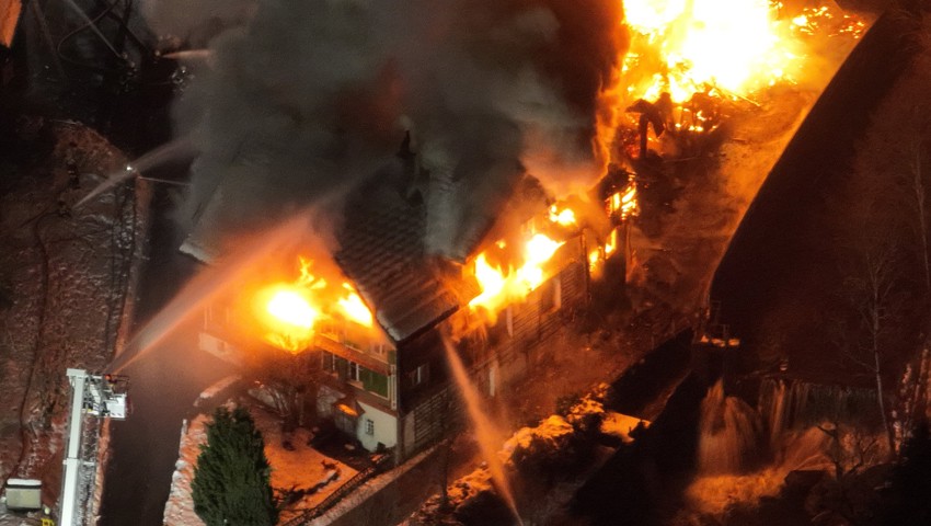 Die Sägerei und das angrenzende Wohnhaus wurden in der Nacht auf den vergangenen Freitag ein Raub der Flammen.