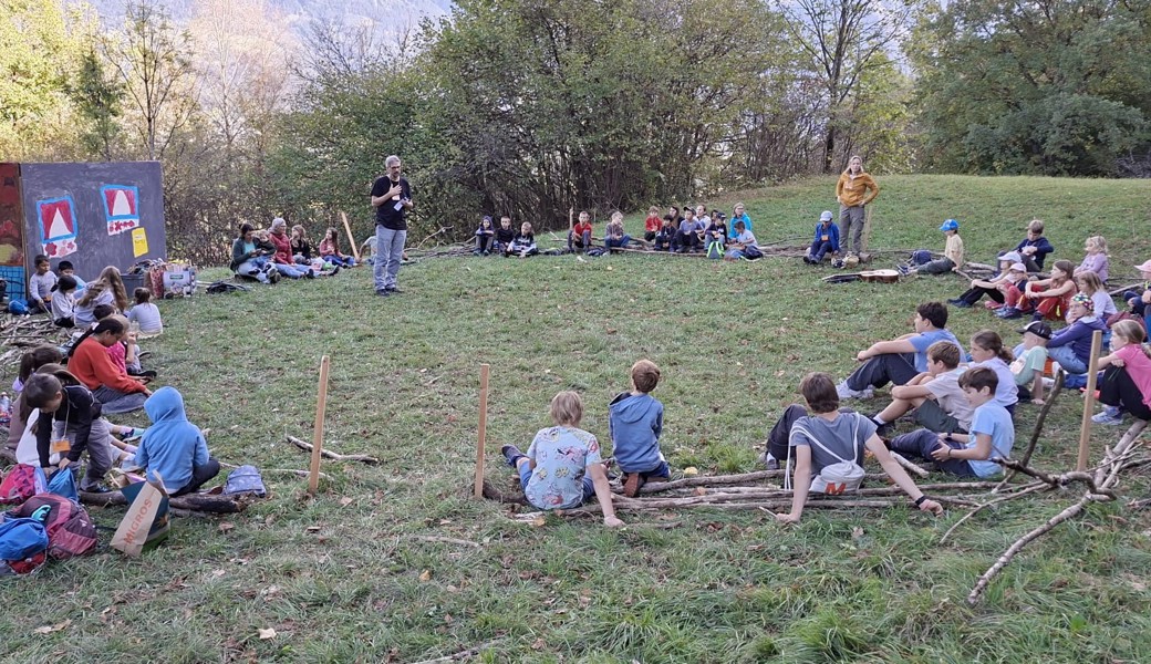 Aufregender Ferienclub am Waldrand: Mit Teamgeist deckten die jungen Detektivinnen und Detektive einen rätselhaften Diebstahl auf.